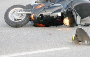 Mopedist transportat la spital, după ce a căzut pe partea carosabilă